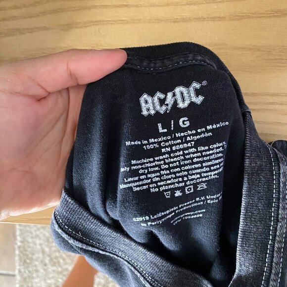 🦋 ACDC 1979 Rustic Band Crop Top Graphic Tee Size Large - Picture 3 of 3